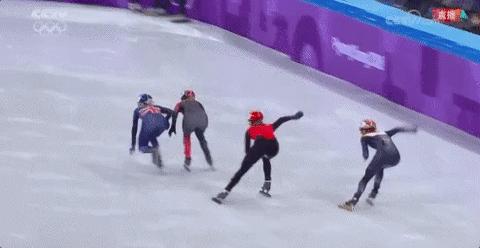 短道速滑1000米韩国两将摔出赛道,韩国短道速滑把队友推出赛道