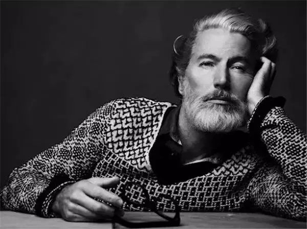 穿着15年的蓬蓬裙的中年男人,粉色蓬蓬裙穿了14年