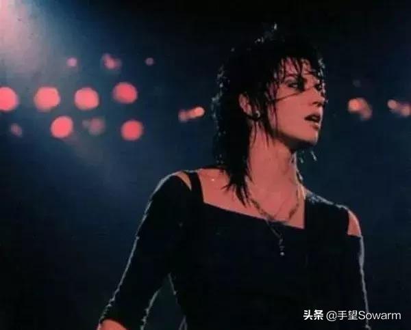 她是当之无愧的“摇滚女皇”，刘德华、艾薇儿等人都翻唱过她的歌