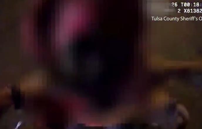 不系安全带拐弯飞出,小孩子坐车不系安全带被甩出车外