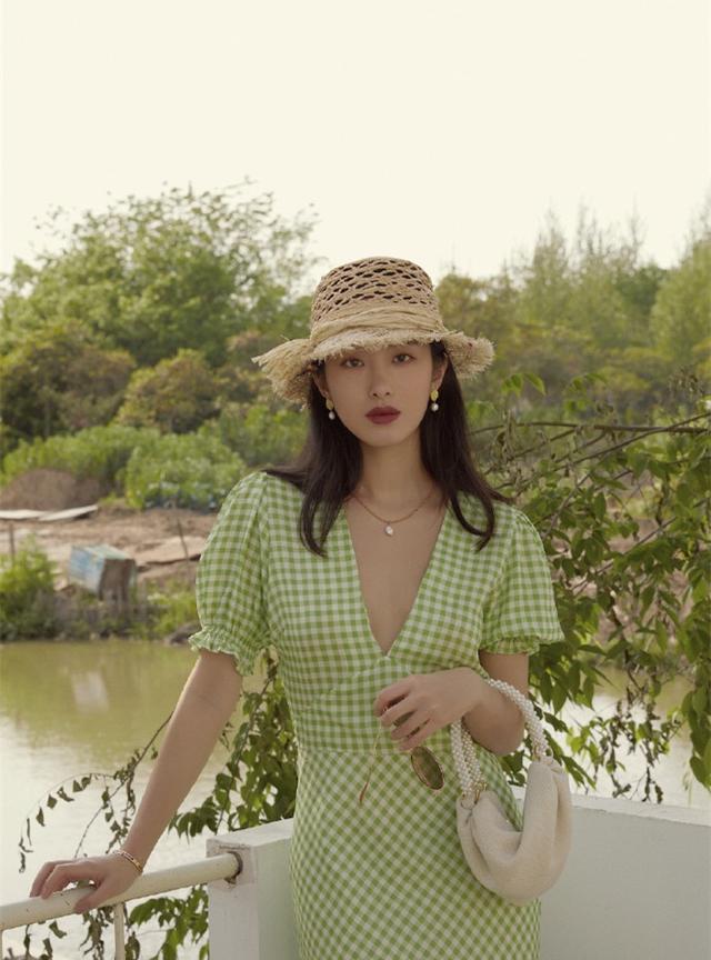 杨采钰穿搭黑色开叉长裙,杨采钰惊艳法式穿搭