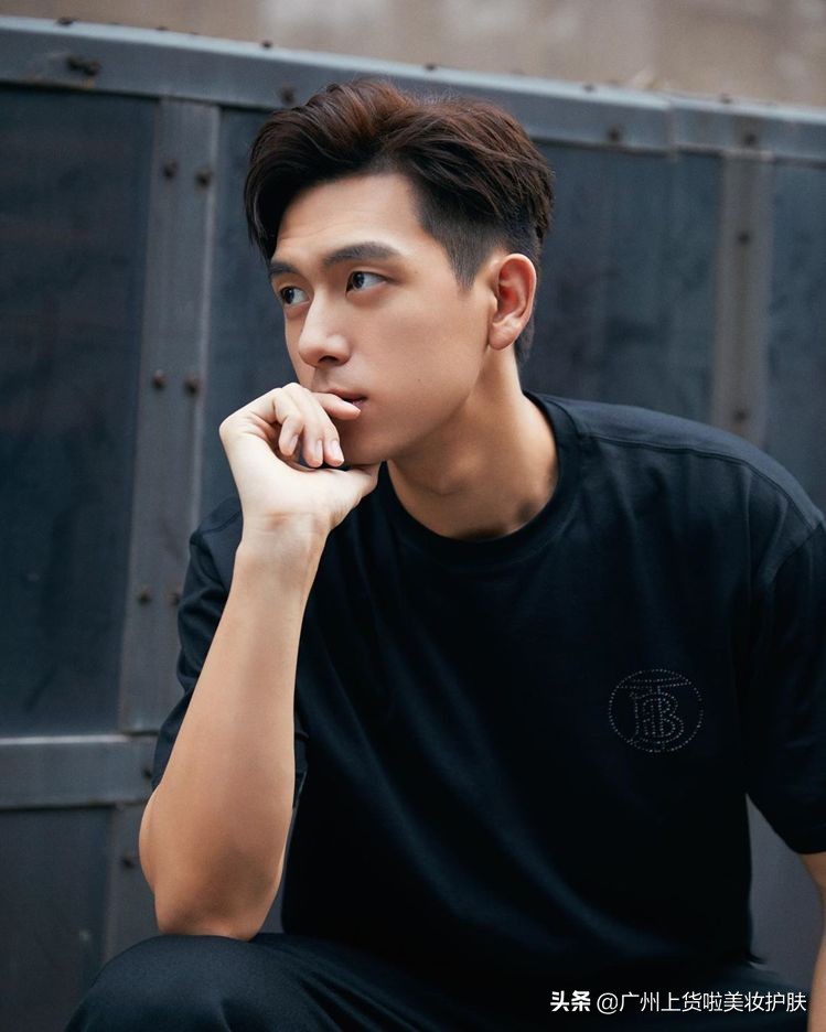 三款热搜的男生清爽露额头发型!让女孩对你刮目相看