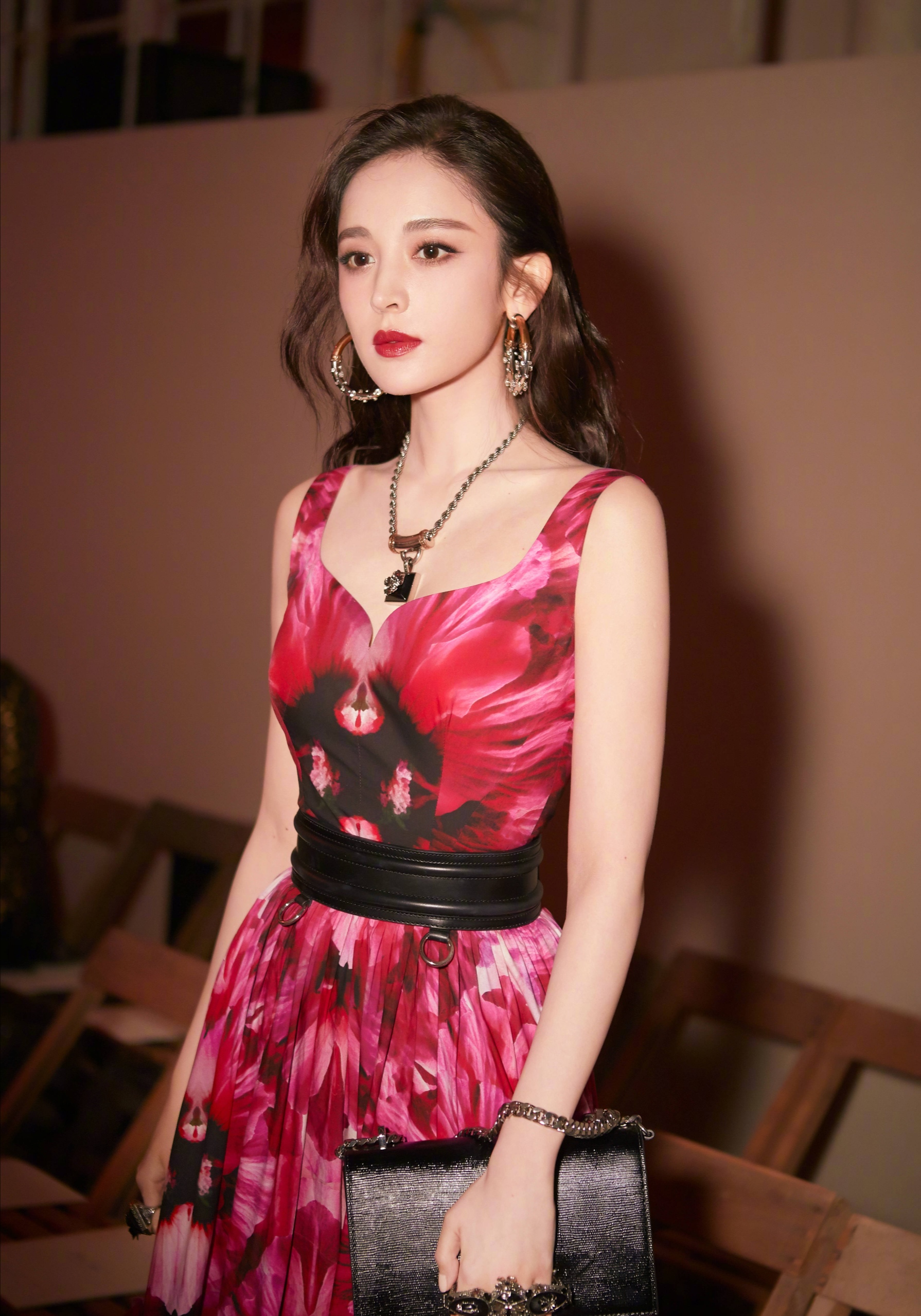 真正的美人在骨不在皮，脸上都有这3个特征，越老越有气质