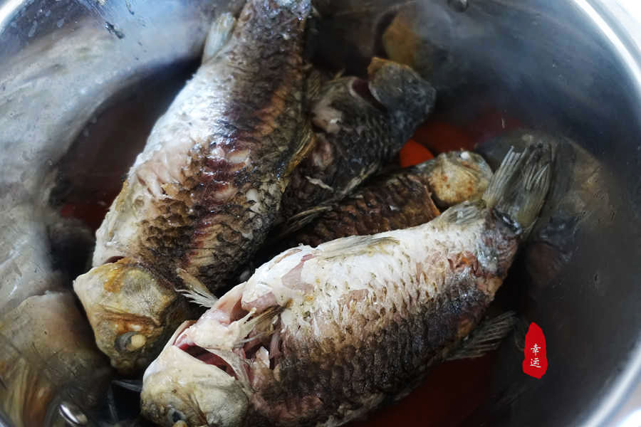 从高压锅中取出完整的酥鱼,真是不容易,它浑身酥软烂要轻拿轻放