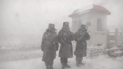 风雪边关边防官兵踏雪巡逻,风雪巡逻边防官兵与界碑相伴