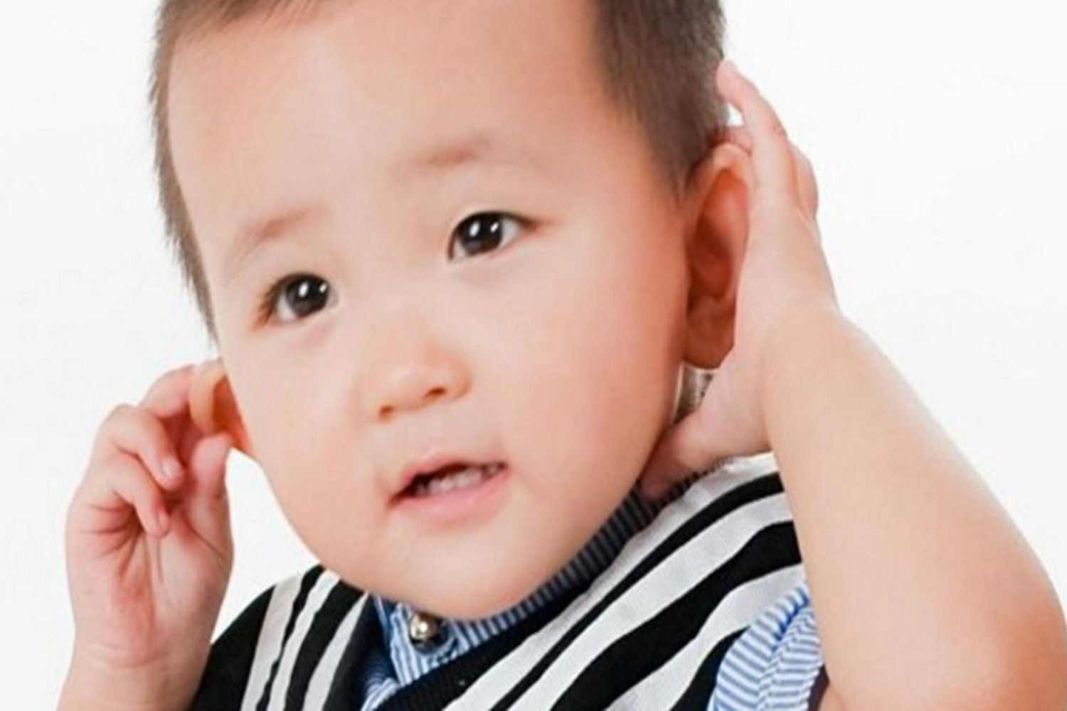 孩子睡前抓耳朵大哭,小孩睡觉摸胳膊怎么纠正