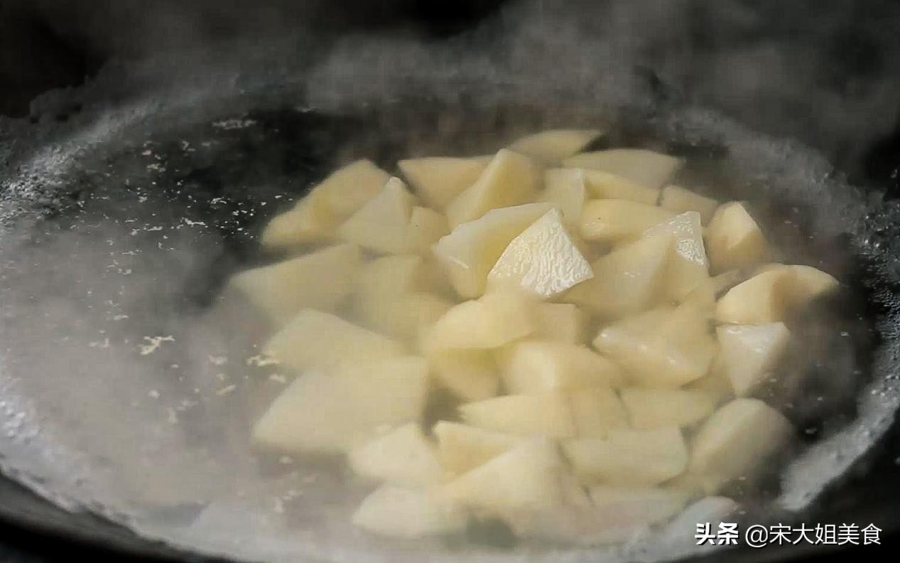 土豆切丝上锅蒸熟再炒怎样做,一个块状土豆如何切成土豆丝