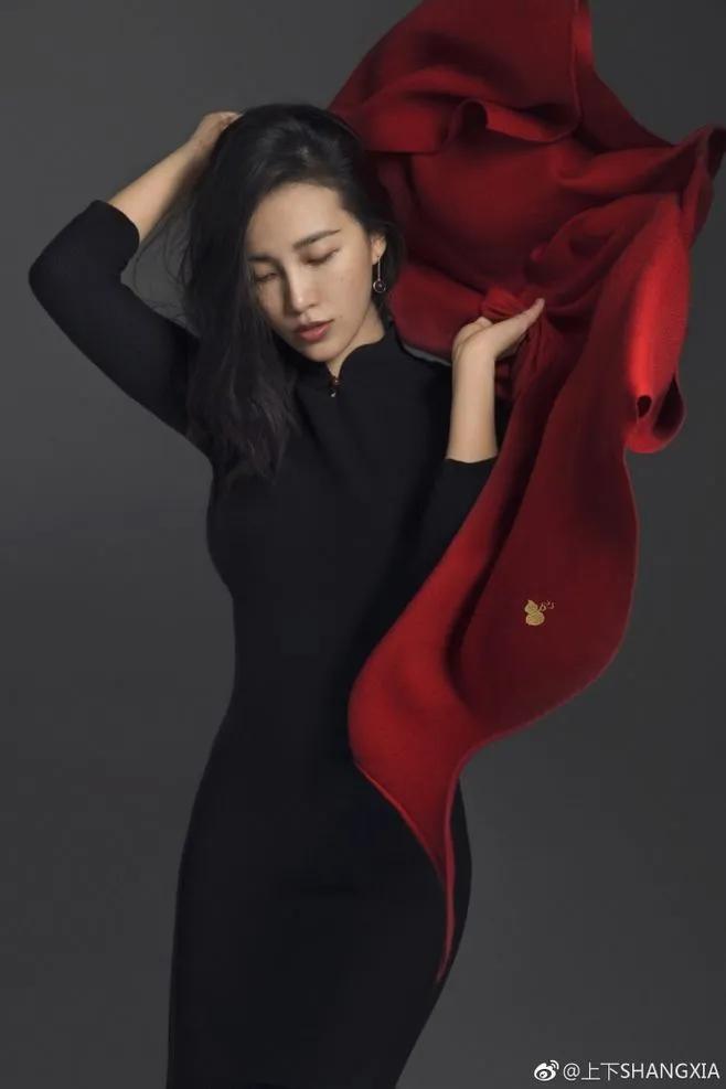 陈漫代言粉红丝带图片,陈漫代言了什么品牌衣服