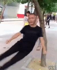 街头健身有些人不懂健身就瞎练,农村大爷习武健身一身肌肉