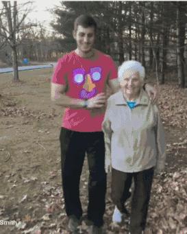 93岁奶奶恶搞27岁孙子一夜爆红！千万网友实力围观：奶奶太坑了！