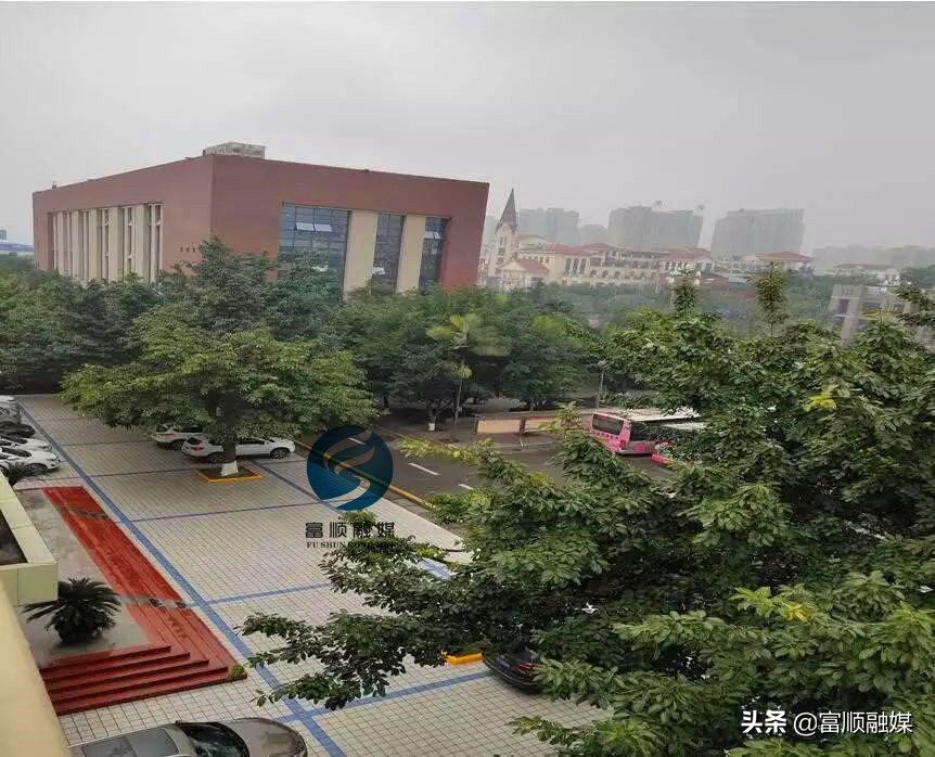 在富顺，有一艘皮具航母，她的名字叫中国红谷！