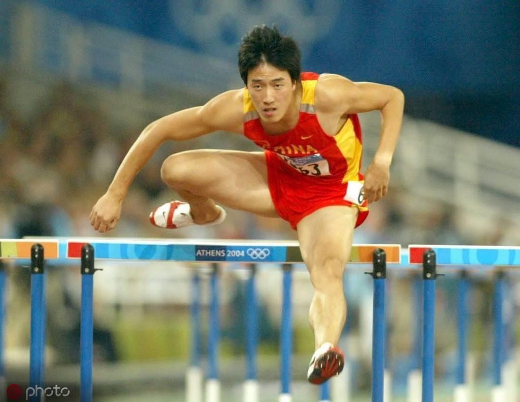 为什么足球总是踢得很高,足球为什么比篮球难