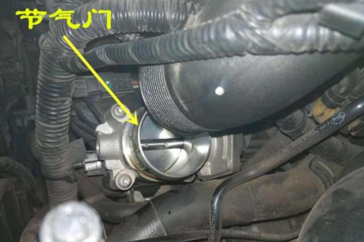 宝骏730清洗节气门视频教程,汽修工清洗节气门全过程
