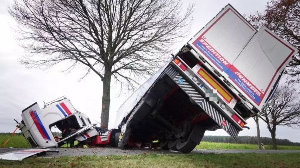 德国新闻丨81岁老人被发现在公寓中横死,孙子是凶手;乐极生悲,25岁青年酒后坠楼身亡