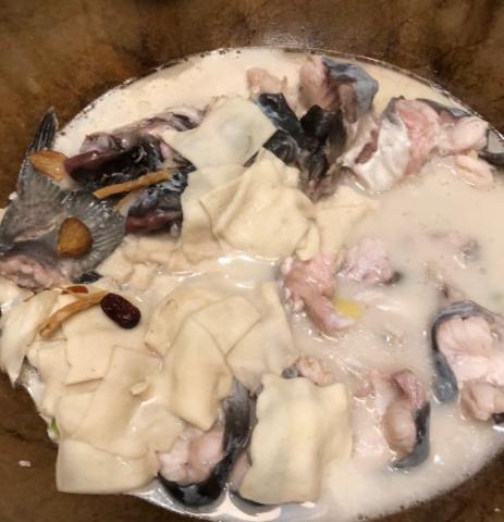 云南特色的蒸汽石锅鱼味道真不错,好吃的云南蒸汽石锅鱼