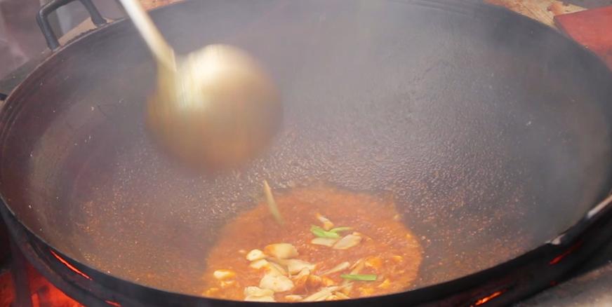 猪头肉这样吃才叫爽，农村大锅一炖，大块吃肉，口感丰富有食欲