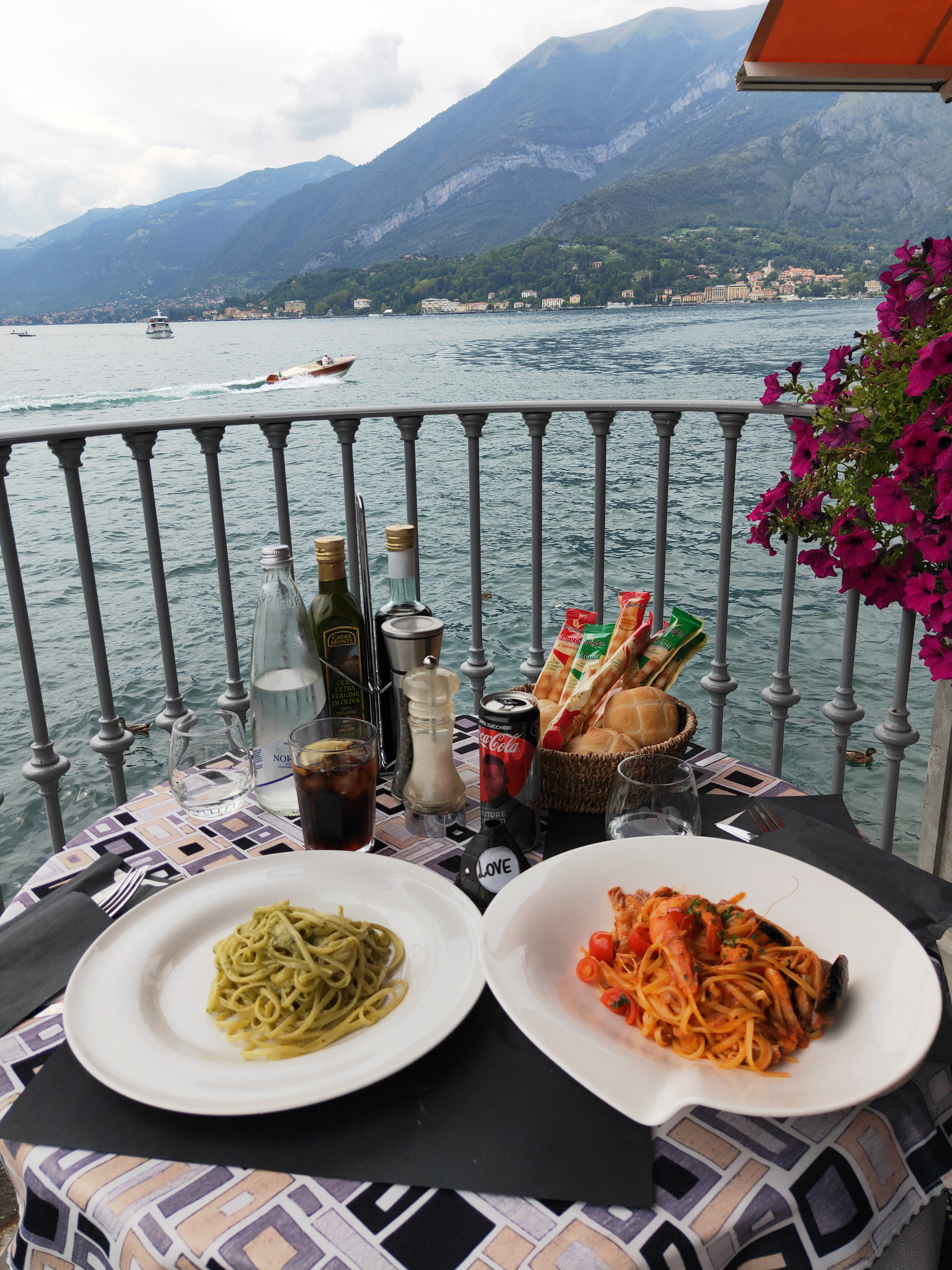 贝拉焦（Bellagio），意大利在左，瑞士在右，晨光熹微，岁月静好