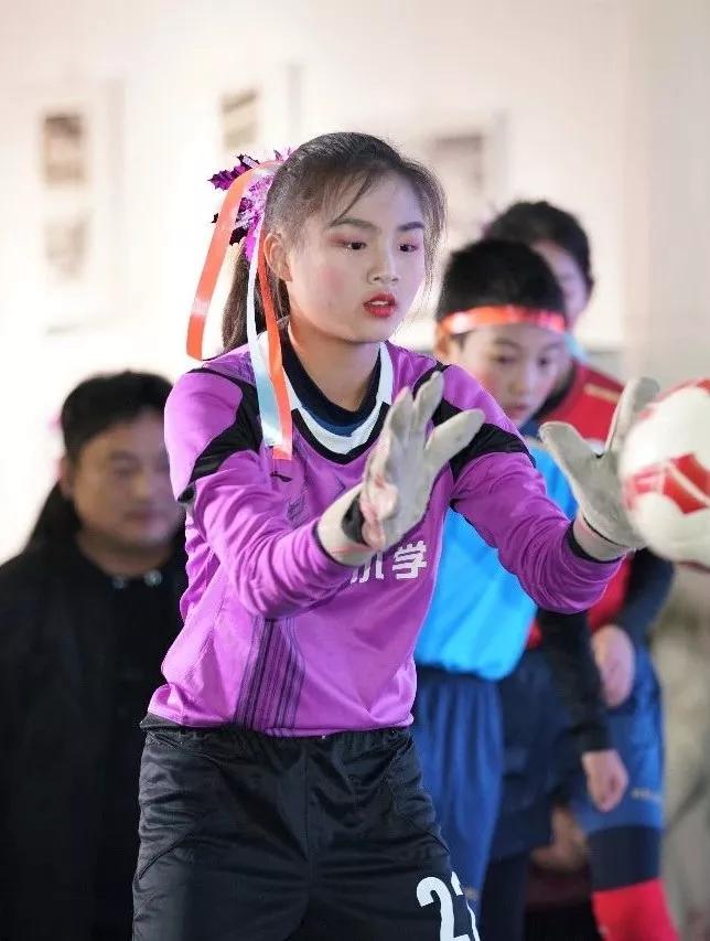 中超武汉球迷文化节“小小画家”童心绘出绿茵梦