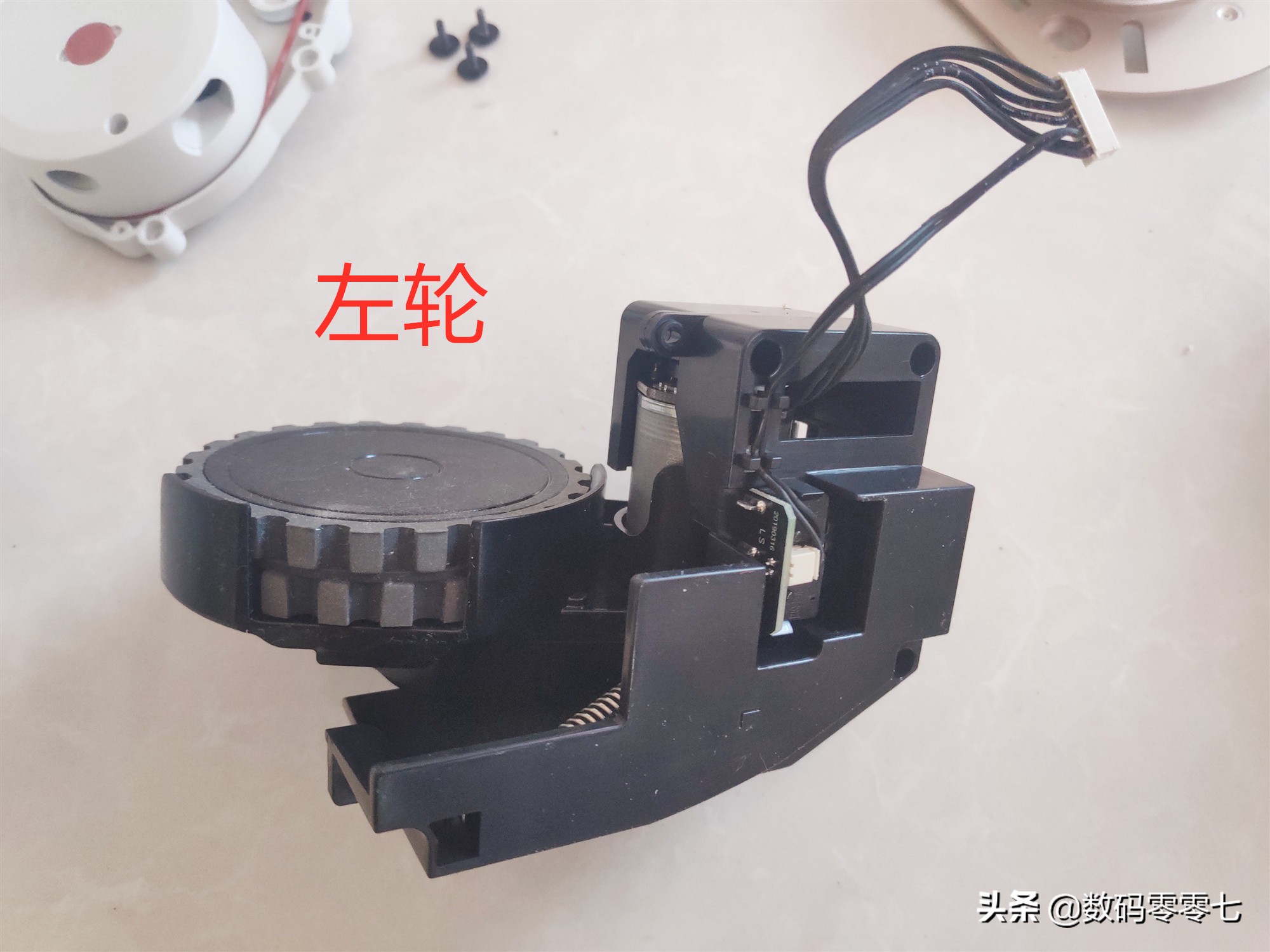 联想扫地机器人拆刷子,联想智能扫地机器人