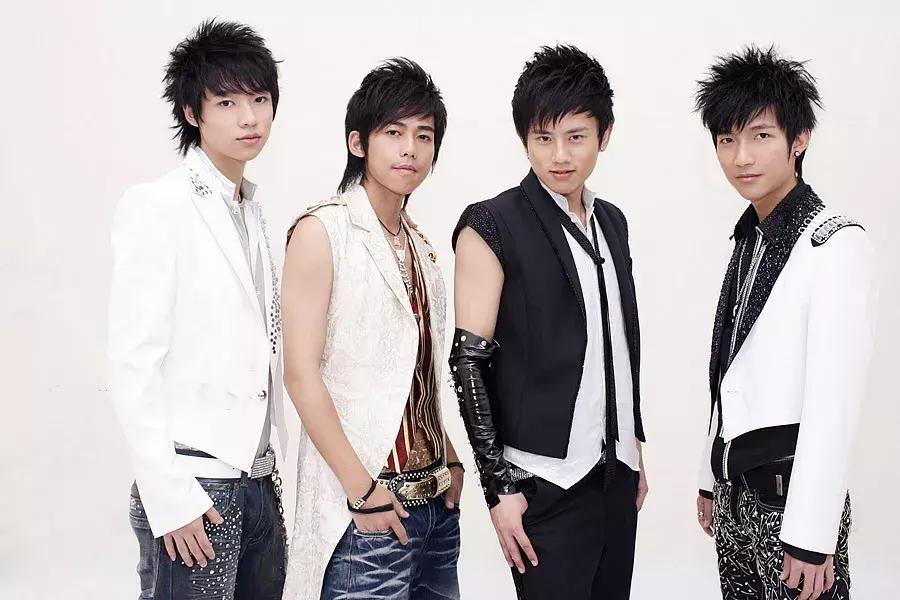 巴萨丢球搞小动作,巴萨布斯克茨假摔偷笑