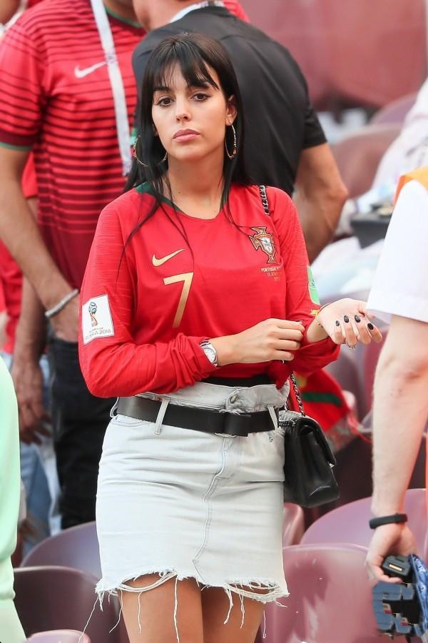 复古风格穿搭足球衣,活力款衣服