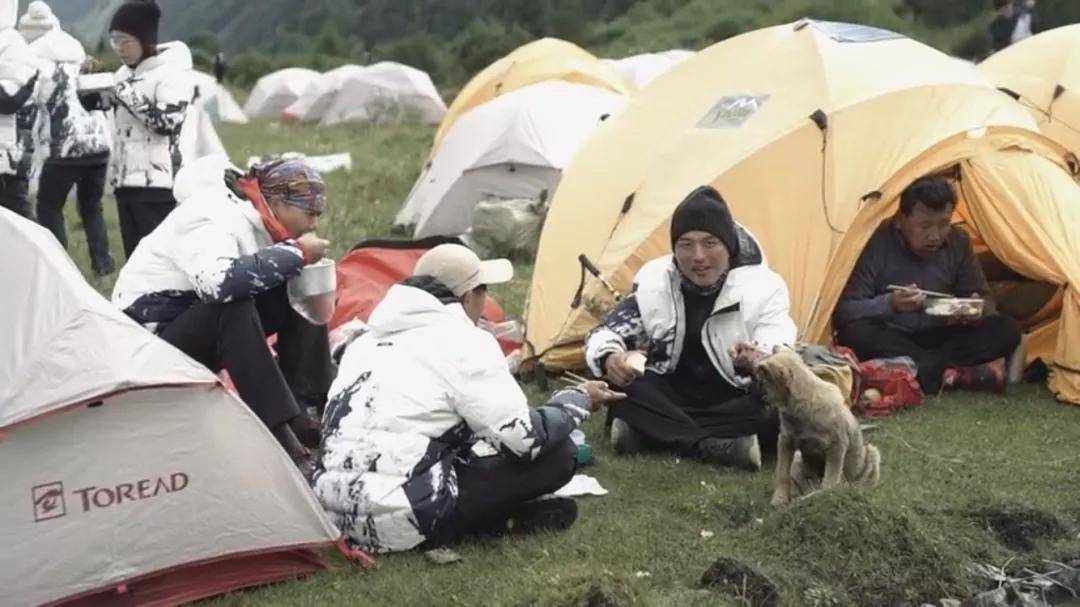 羽绒服和冲锋衣哪个更宽,羽绒服和冲锋衣哪个更适合户外