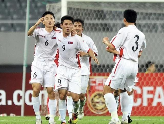国足应向朝鲜男足学习朝鲜队在2010年世界杯只与巴西差一粒进球