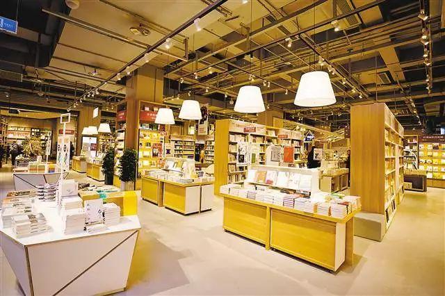 重庆周末适合读书的地方,世界读书日青年在图书馆看书