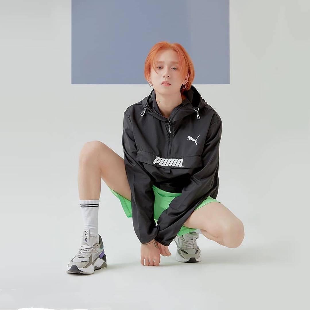 小野马金泫雅穿长靴,小野马金泫雅银色吊带