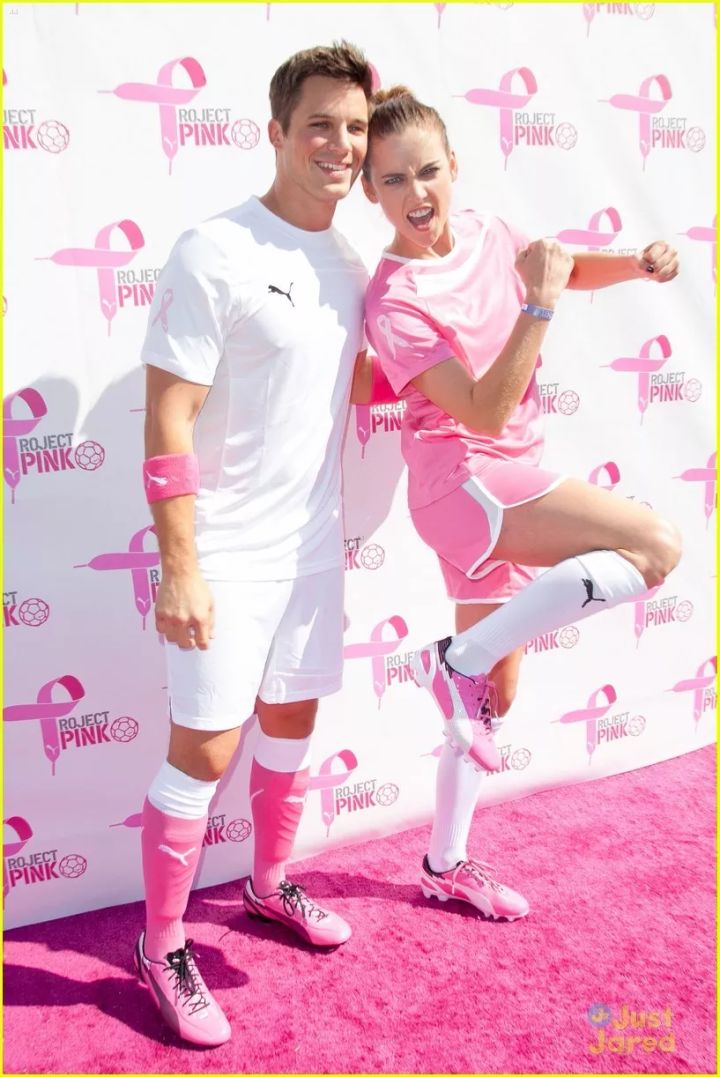 混身上下一套粉？绿茵场上的硬汉们究竟怎么了？