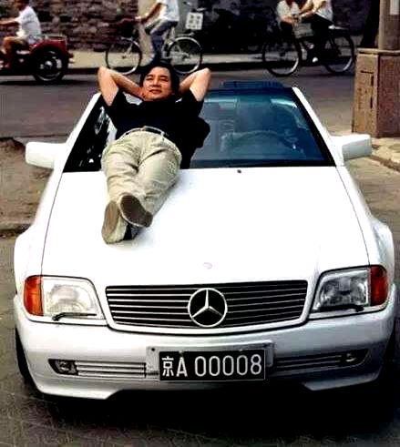 一瓶生发精仨首富，他开上了中国第一辆法拉利，名字还曾上太空！