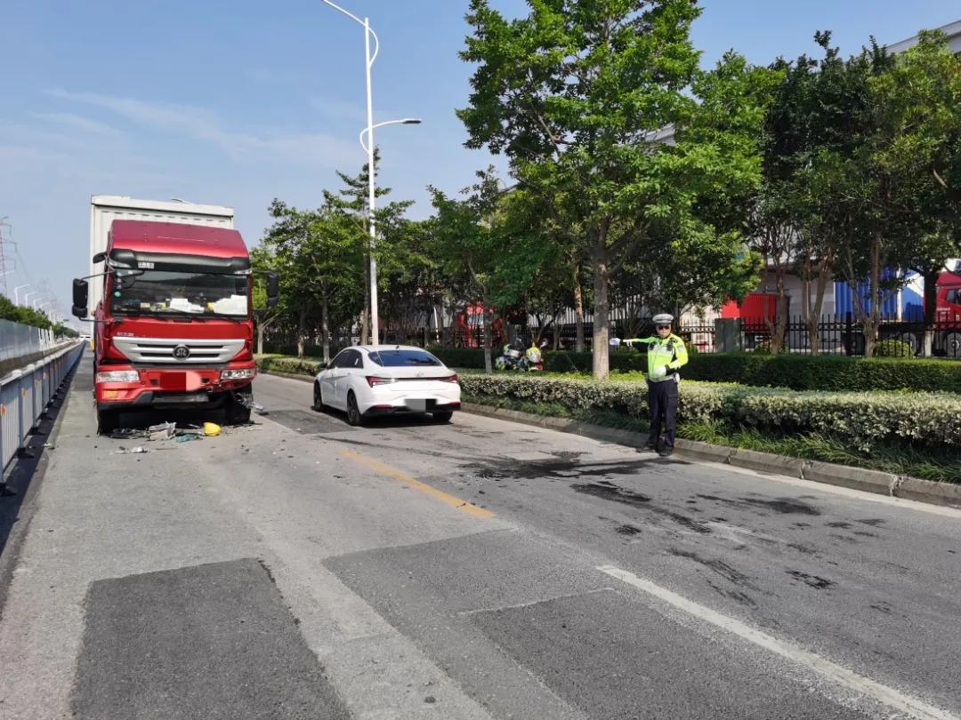 前一秒正常后一秒无缘无故发脾气,高速随意变道后悔莫及