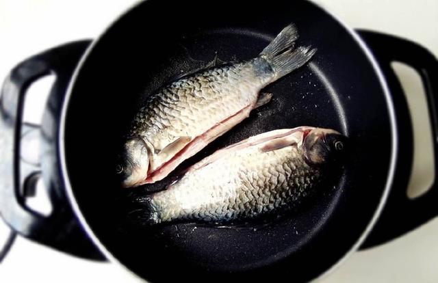 怎么样才能把鱼汤炖成奶白色,鱼汤怎么熬才是奶白色好喝视频