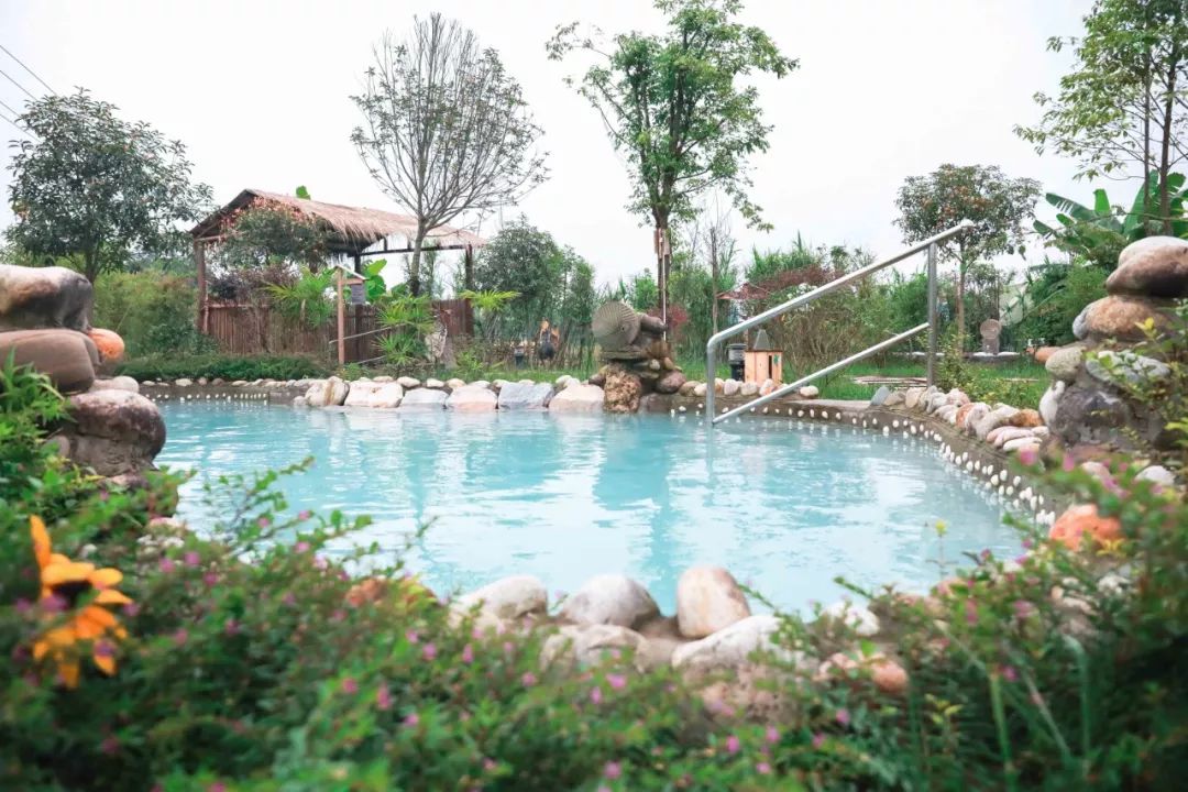 成都2天来回的温泉推荐，彩林雪景青山绿水，美成仙境