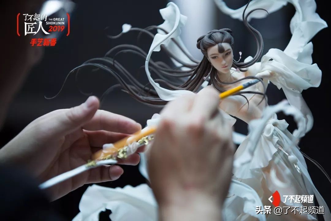 他从珠宝首饰到美容美发样样精通,只为做好一块蛋糕