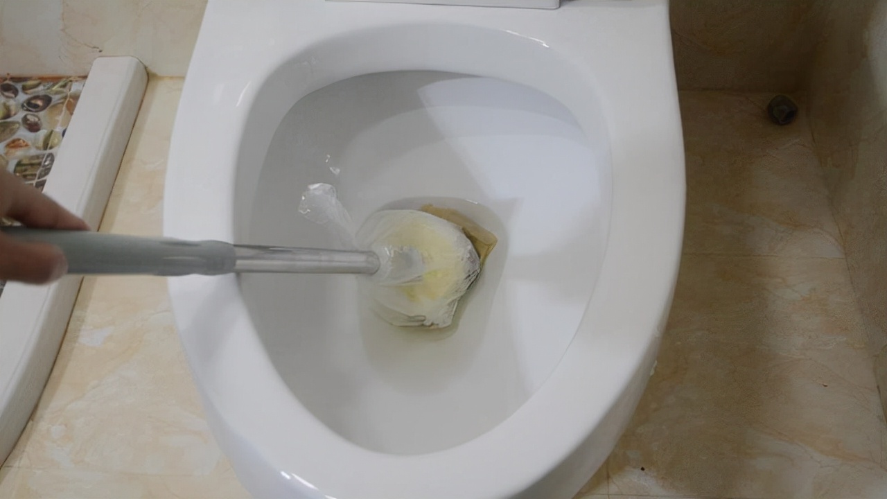 同样是小卫生间，看看人家的马桶边布置，干净利落、清清爽爽