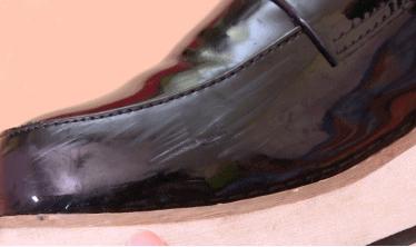 皮鞋滴上风油精了怎么办,皮鞋风油精妙用