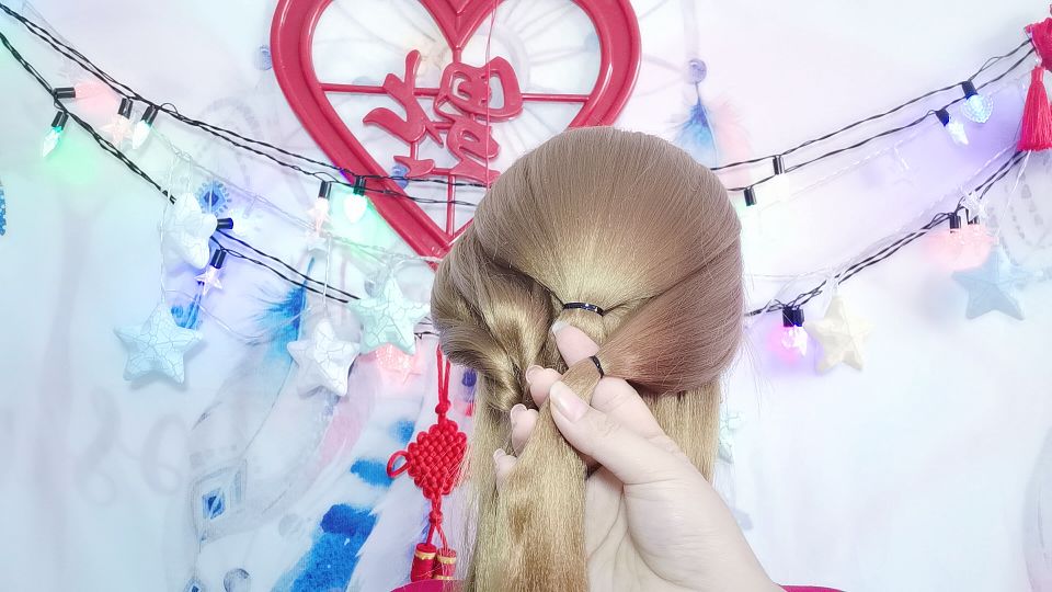 法式慵懒低马尾扎法学生党短发,短头发怎样扎低马尾好看又简单