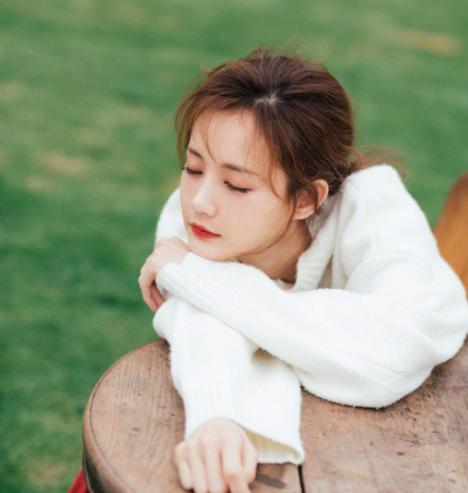 外套搭配什么毛衣好看,黑色国风外套搭配杨幂穿搭