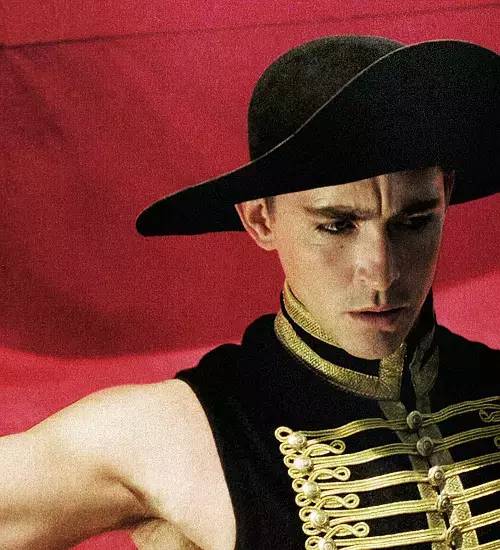 7年前惊艳世界的精灵王,如今在开拖拉机,“大王您养鸡都美”