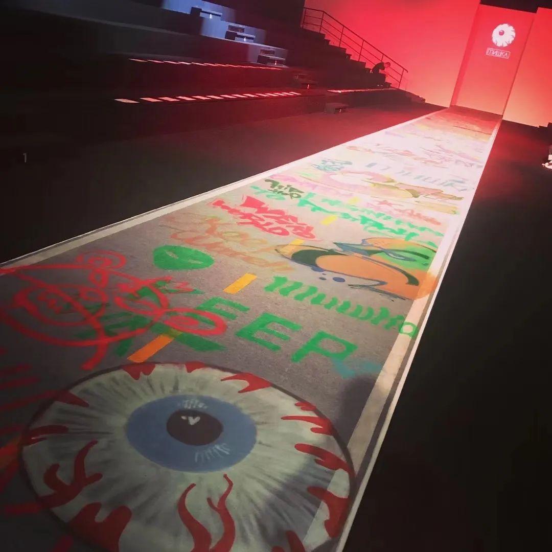 跨界首秀！街头涂鸦x花艺装置艺术，打造全球最IN潮流现场