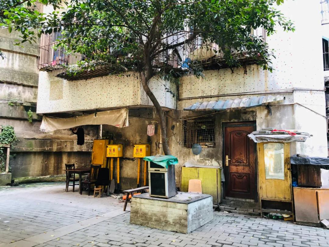 重庆这个24层没有电梯的高楼！直逼40℃的天气仍然有人前来打卡