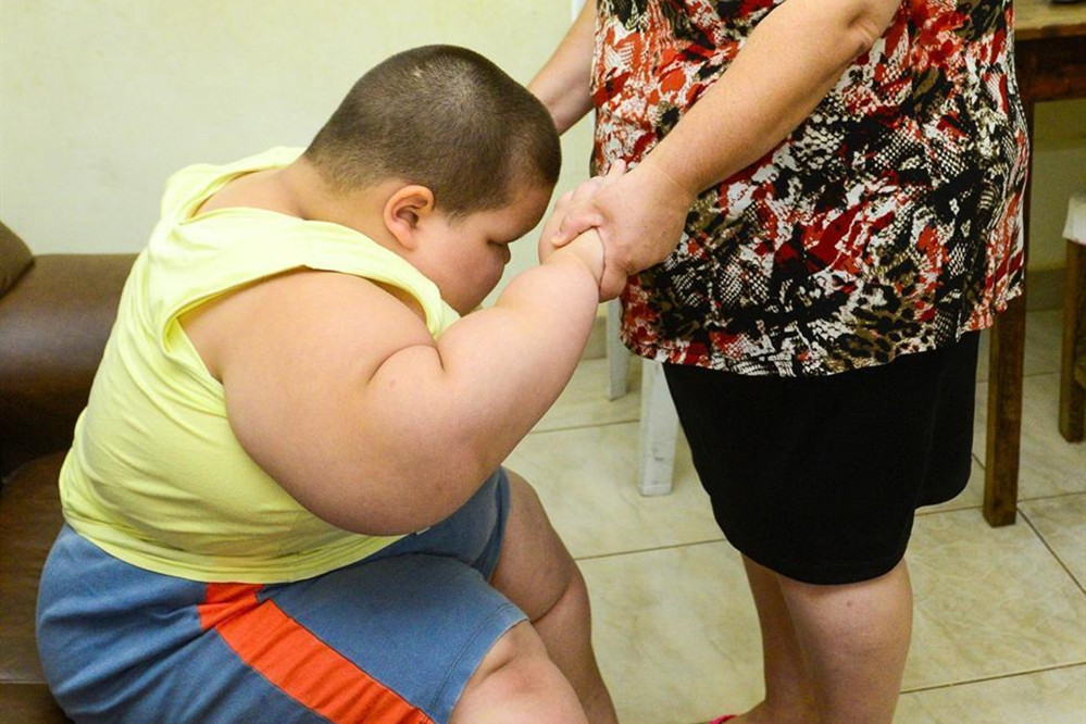 3岁男孩天天吃肉,13岁小男孩很胖天天吃肉