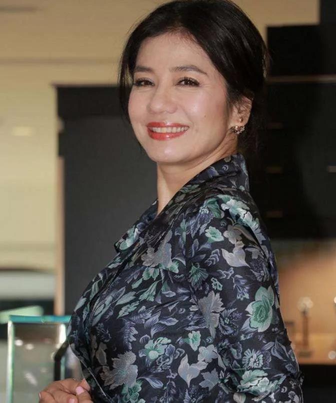 方脸发型女2020流行发型不烫染,方脸有救吗