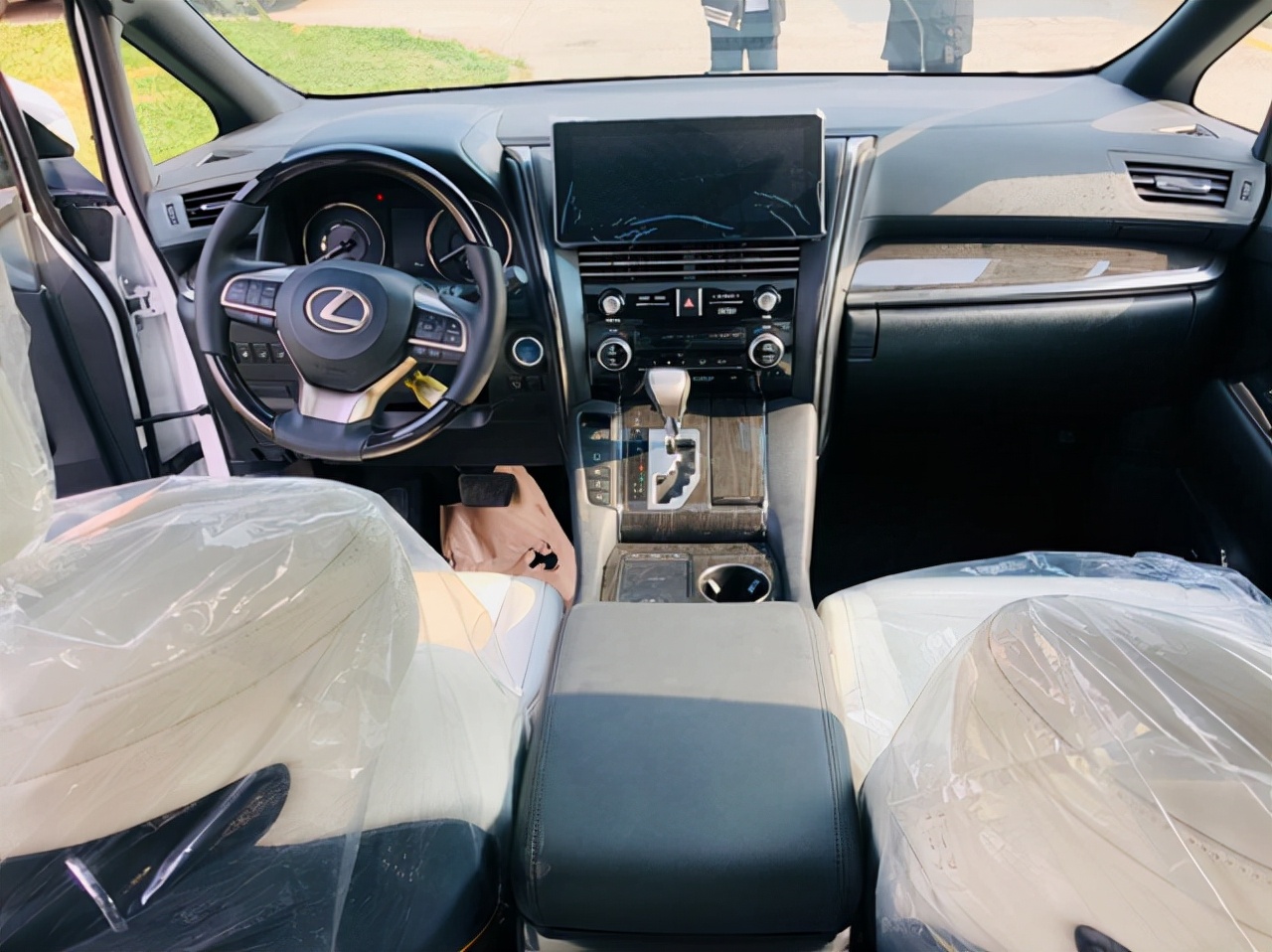 21款雷克萨斯LM300欧规台湾版白白