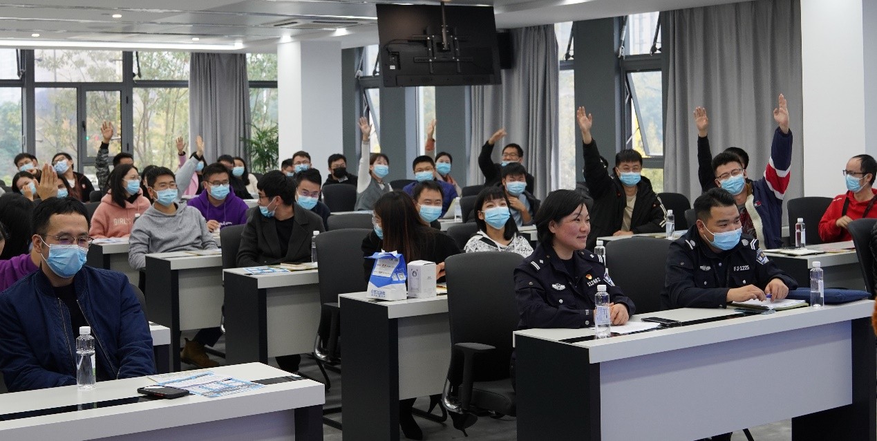 易借速贷母公司霖梓控股携手警方共筑反诈防线