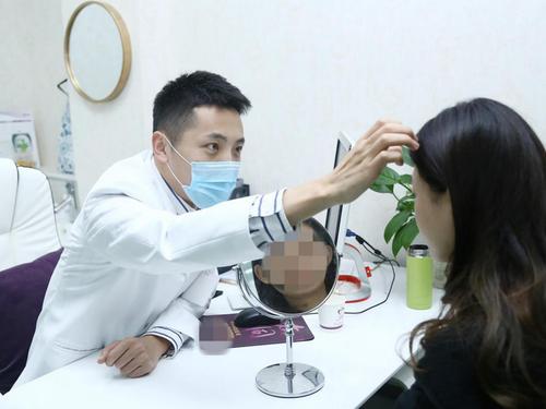 19岁少女因自己长得丑要去整容,13岁女孩变丑