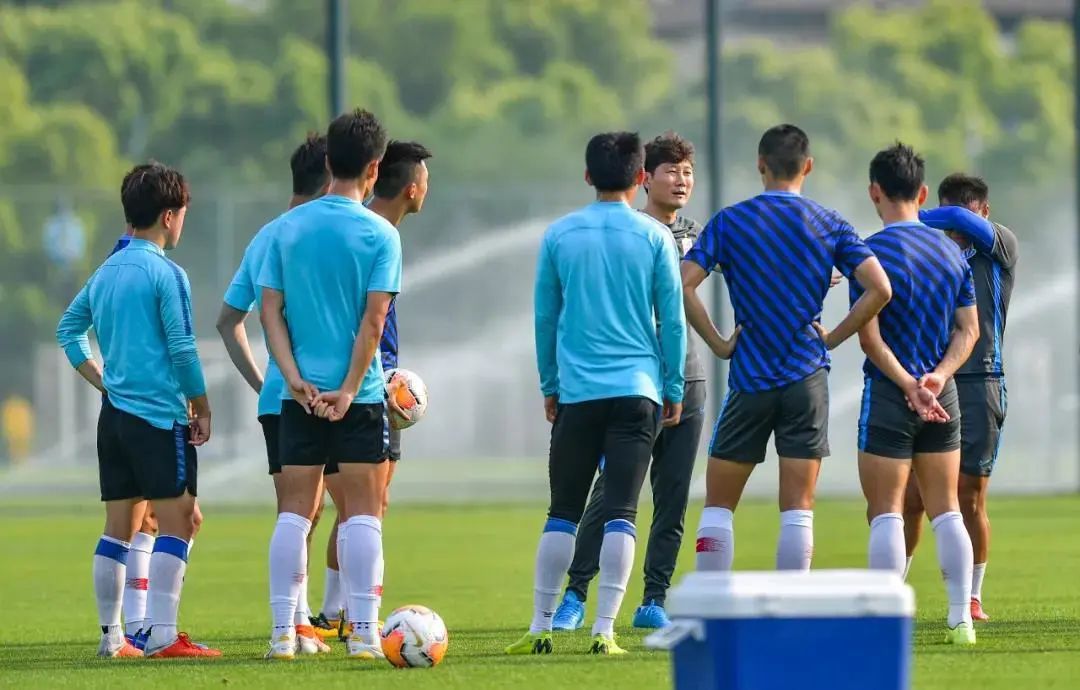 李帅：“小曹紧张得9点就睡了。”曹赟定：“这么紧张我疯啦？”