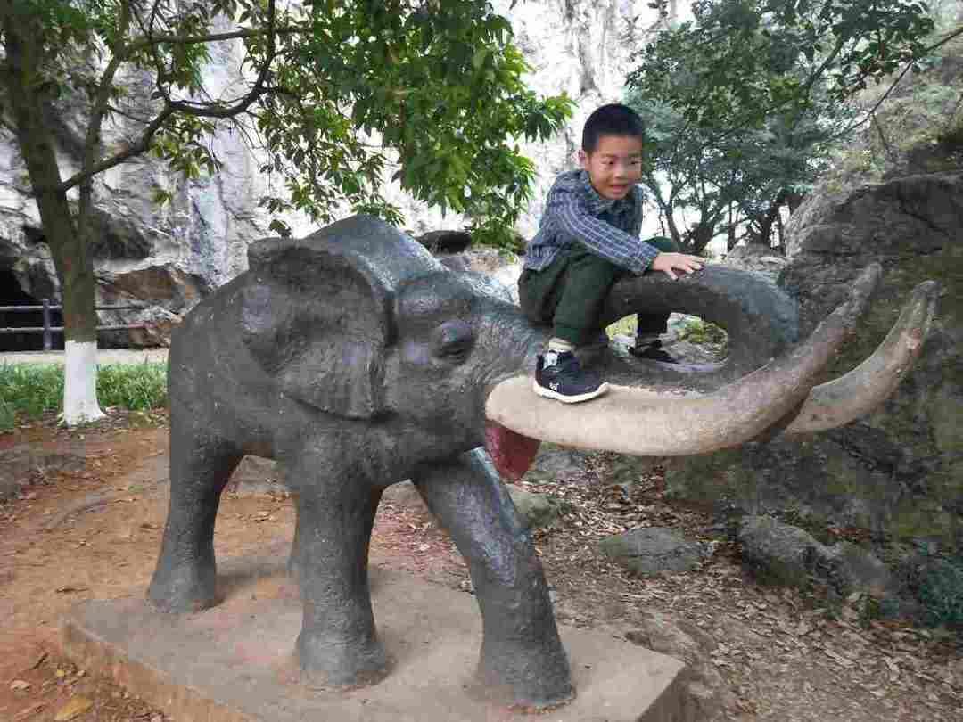 情知不久须相见，一日甚三秋，愁来不自由。‖马坝人遗址公园