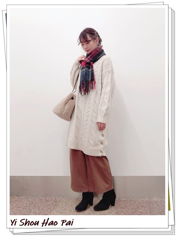 深色格纹围巾搭配啥颜色衣服,红色格纹围巾系法